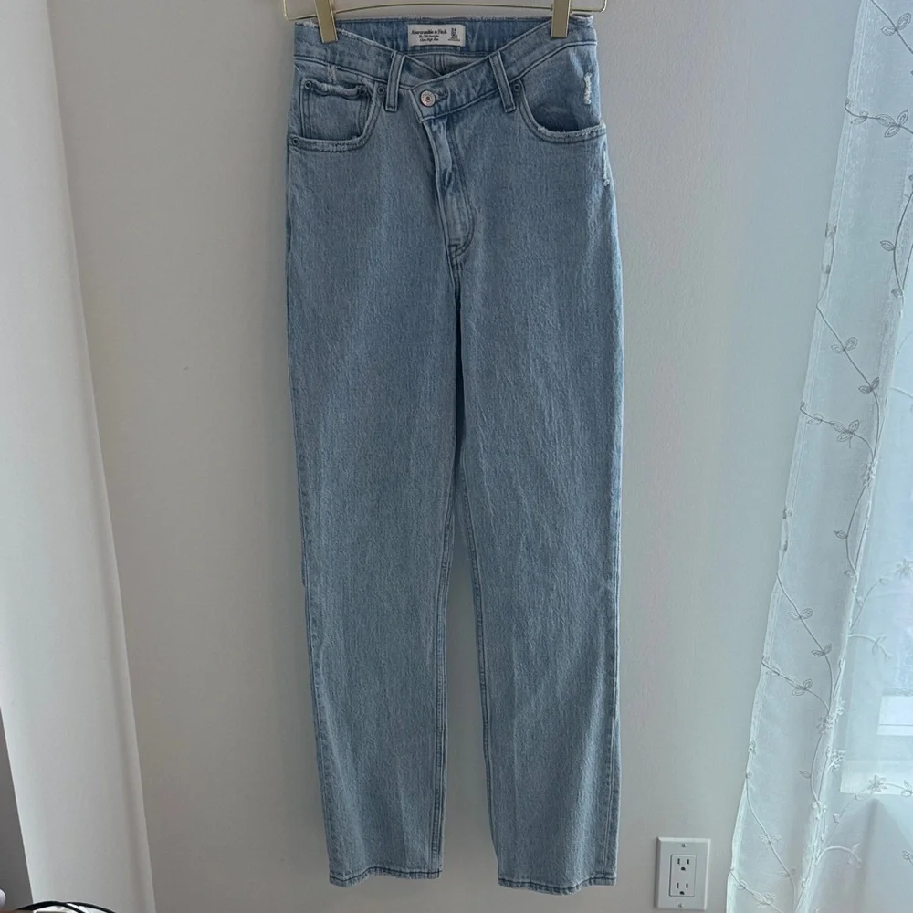 Abercrombie 90’s Ultra High-Rise Straight Light Wash Criss Cross Women's Jeans - Picture 5 of 5
